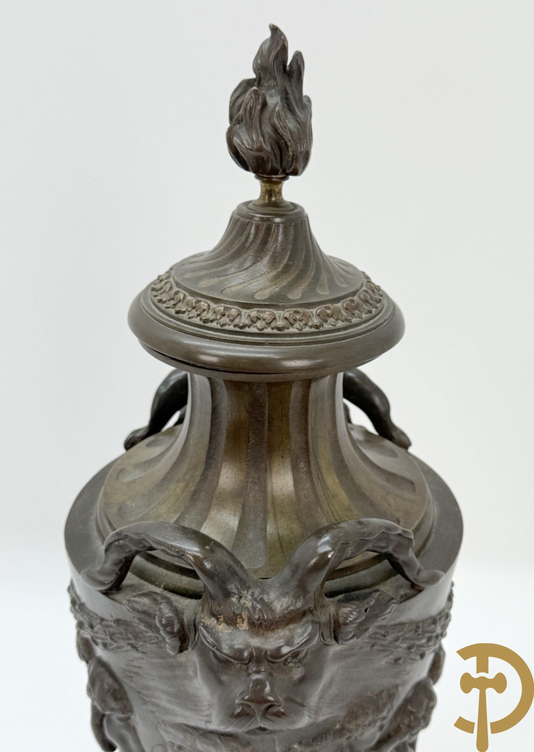 Bronzen cassolette met basrelief van cupido