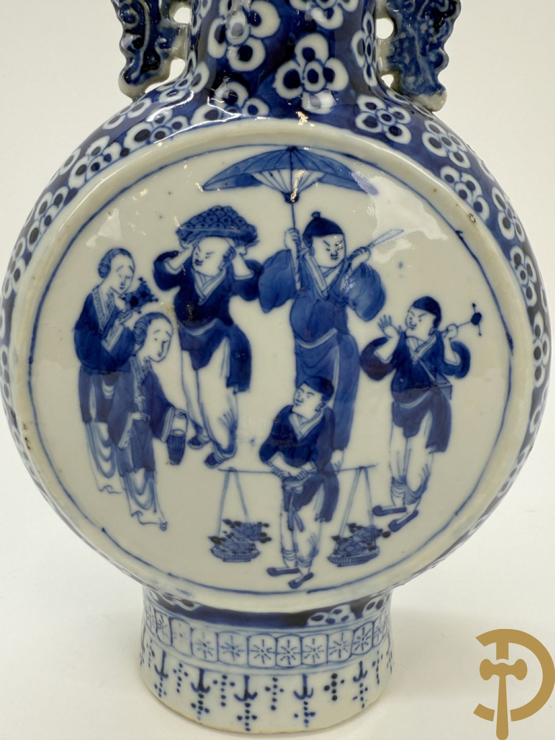 Chinese porseleinen maanvaas met geanimeerd decor