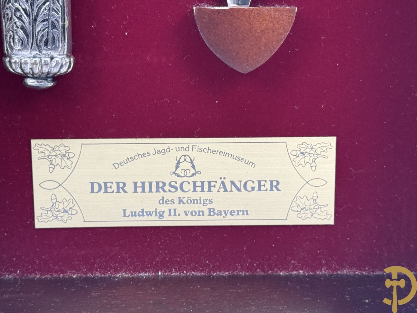 Der Hirschfänger, replica zwaard uitgegeven door Deutches Jagd und Fischereimuseum in een wandvitrine voorgesteld