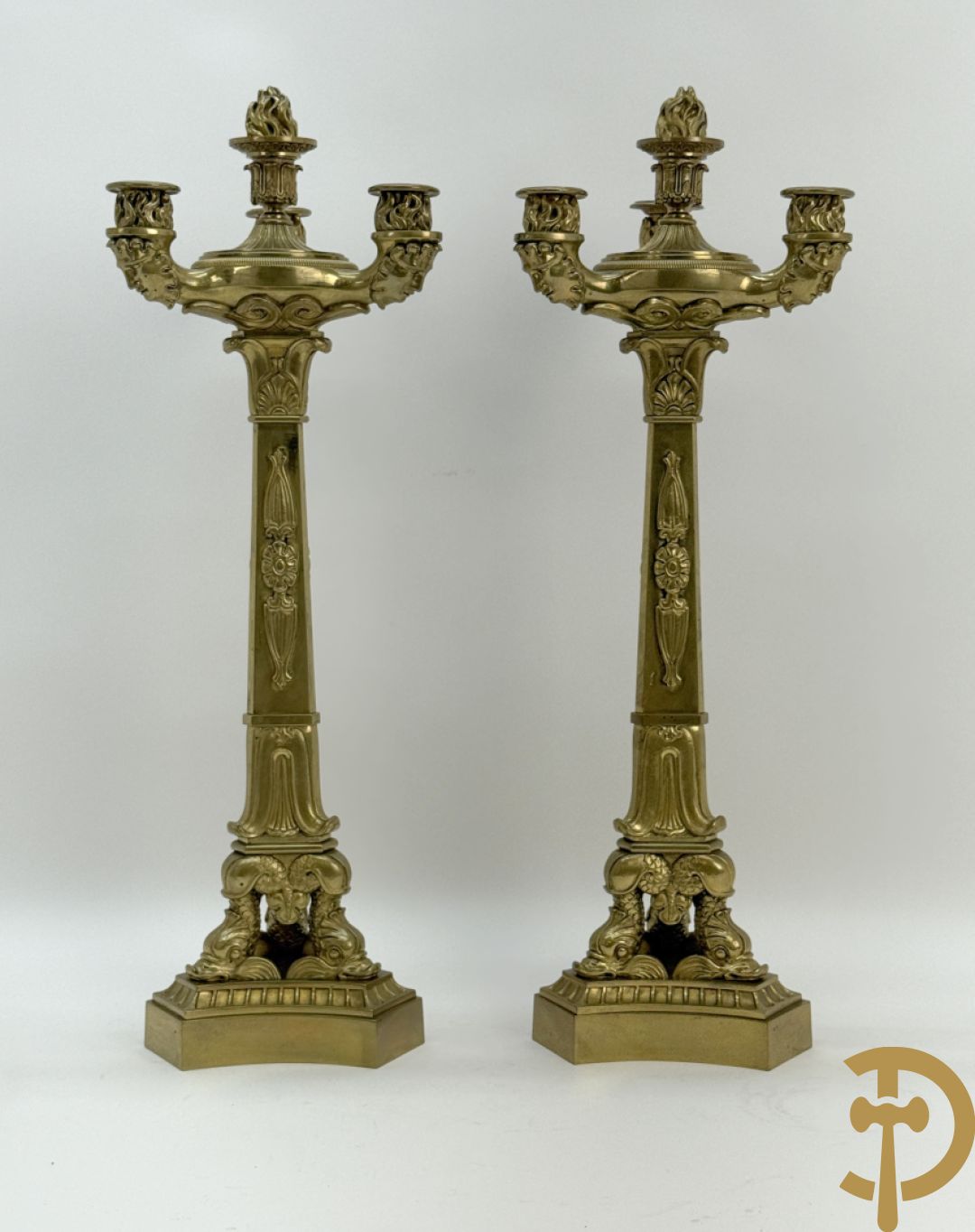 Paar bronzen 3-armige Empire kandelaars met flambeau bekroond