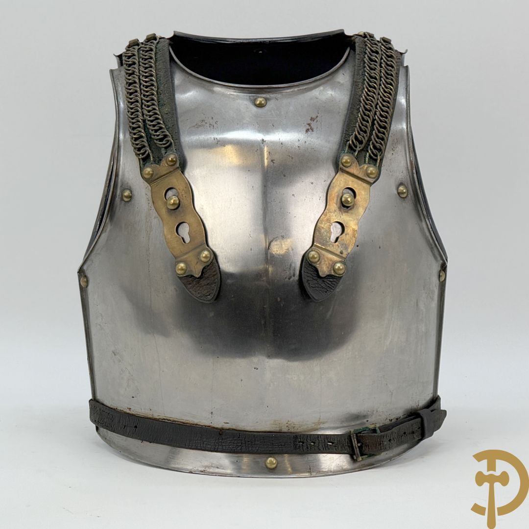 Frans metalen borststuk/ kuras voor de cavalerie met lederen riem en koperen stukken, Manufacture de Klingenthal 1828, 19e