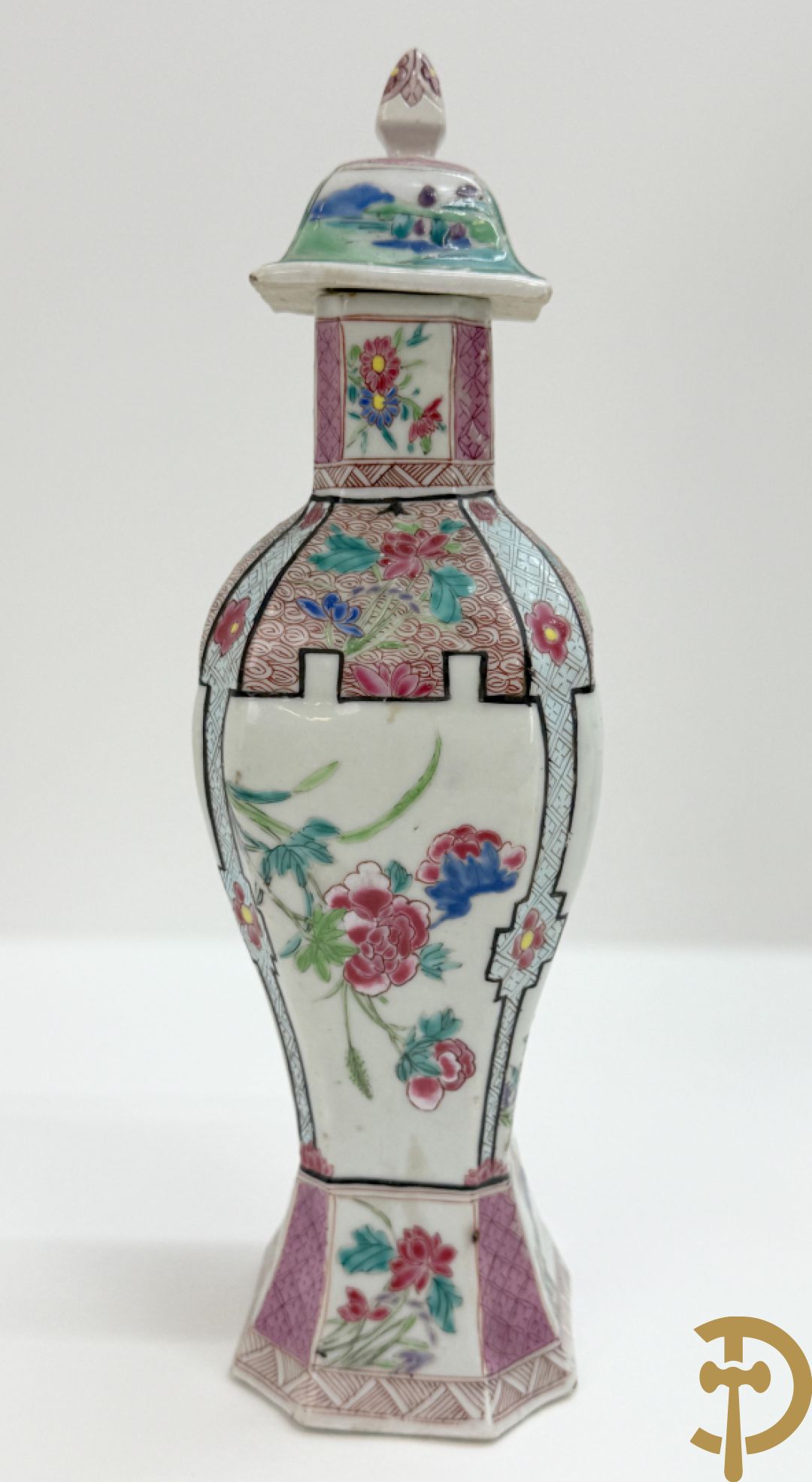 Chinese porseleinen ballustervormige vaas, King Long  + 2 porseleinen bordjes met bloemendecor + 2 bordjes met vazen- en bloemendecor + kopje en schoteltje Imari + dekselpotiche met vogel en bloemendecor