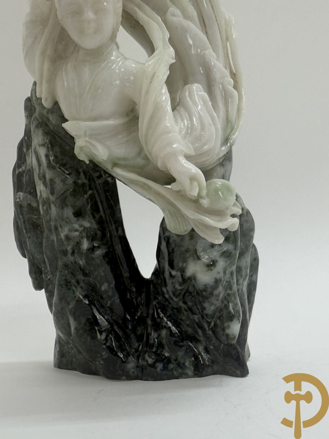 Zwart/witte nefriet sculptuur van geisha in gebergte + speksteensculptuur met bloemen + zittende boedha in nefriet + 9 kleine sculpturen in jadeiet