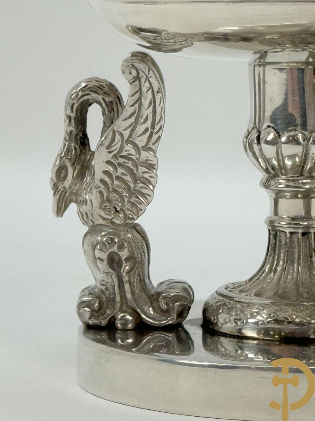 Paar massief zilveren specerijencoupes op pootjes gedragen door gestyleerde zwanen, Empire -Emanuel Caber - Milan 1812-1852