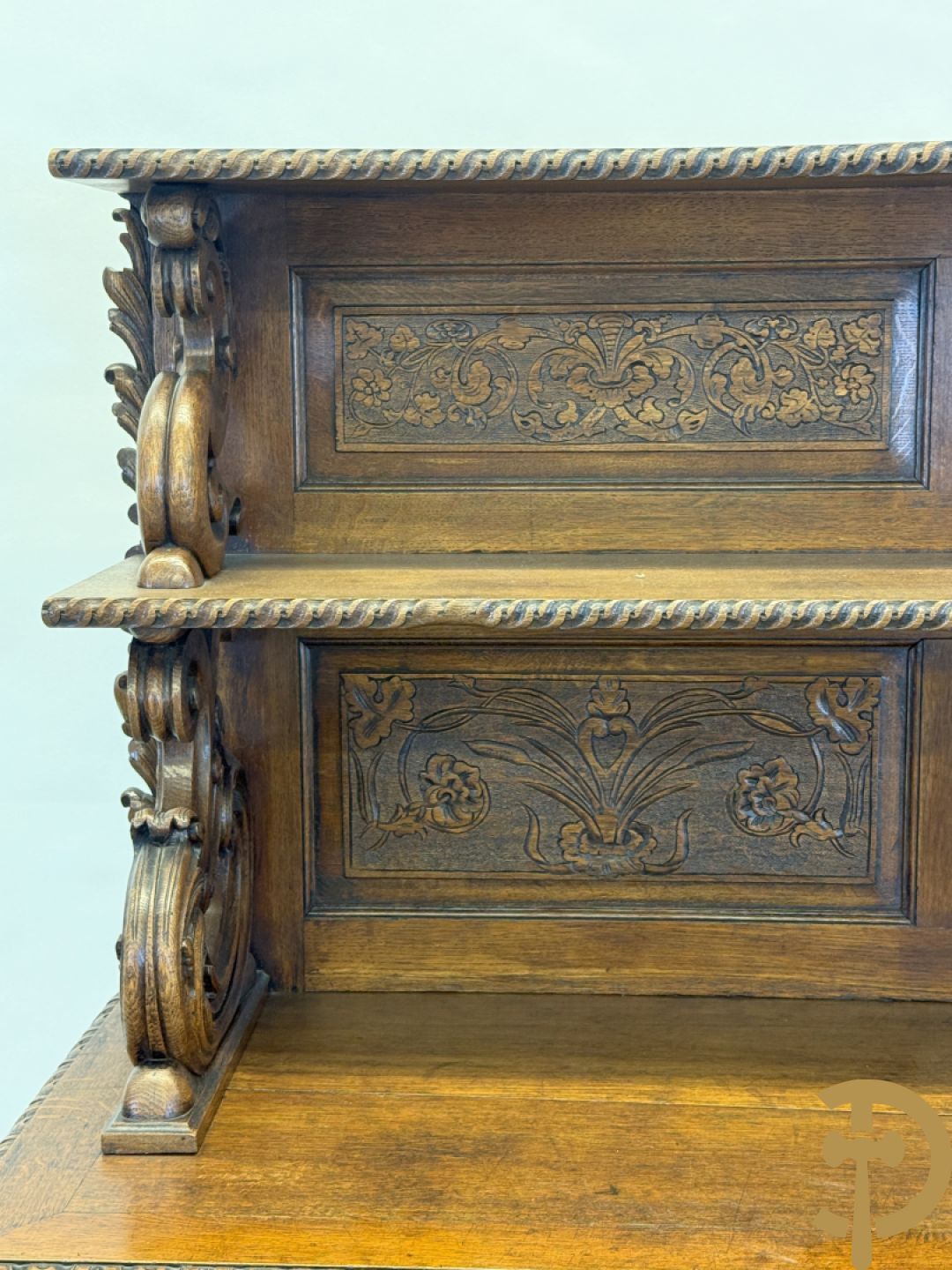 Massief eiken Neo Renaissance vaiselier met sculptuur van fruit en accanthusranken, 19e