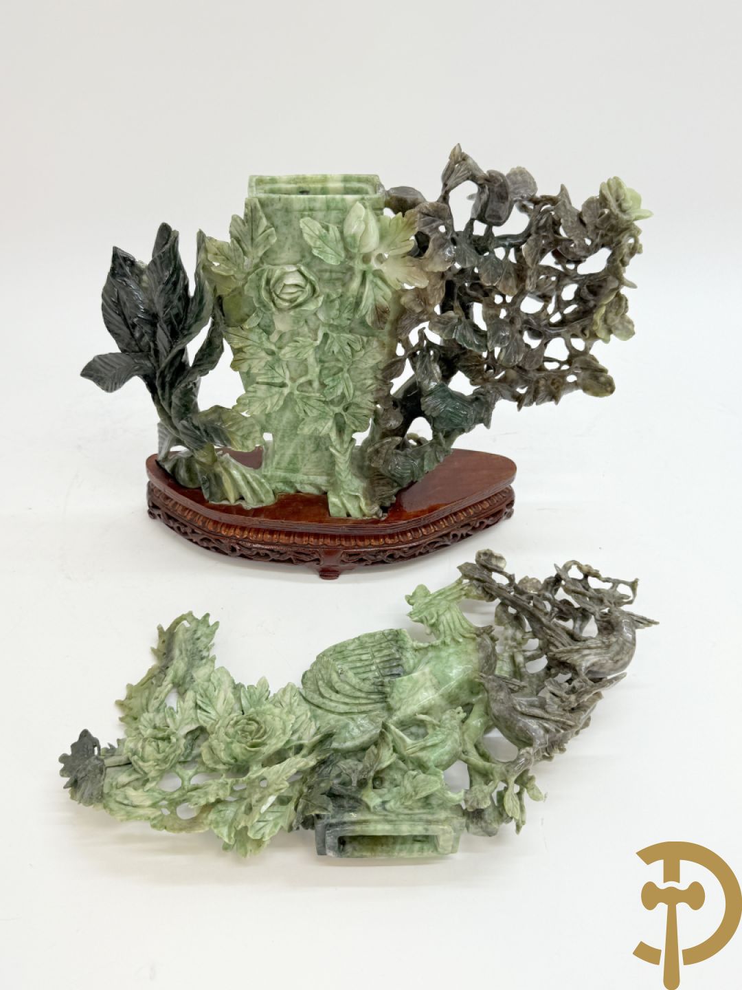 Chinese handgesculpteerde sculptuur in speksteen met amfoor, bloemen en vegelmotieven (tweedelig)