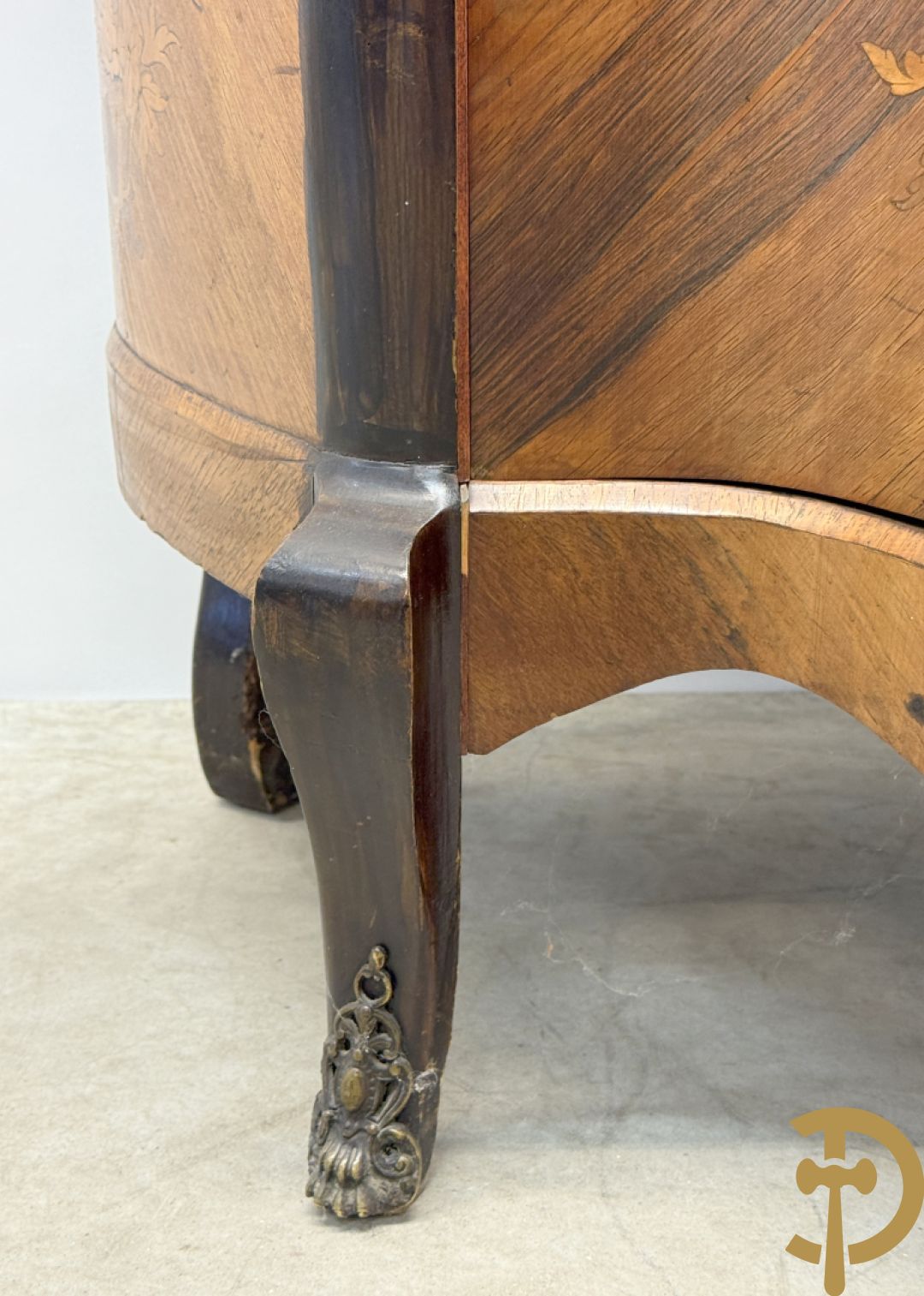 Notelaren Louis XV vitrine met gebogen glas, bezet met bronsbeslag en onderaan met bloemenmarketterie