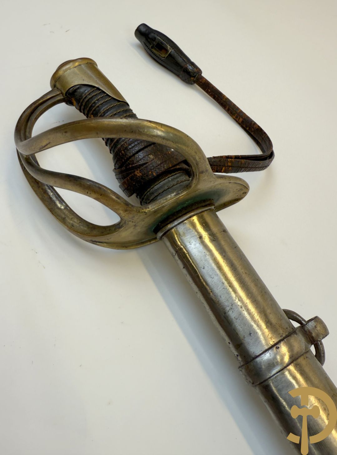 Sabel in schede van de Franse cavallerie, gemerkt op lemmet 1883