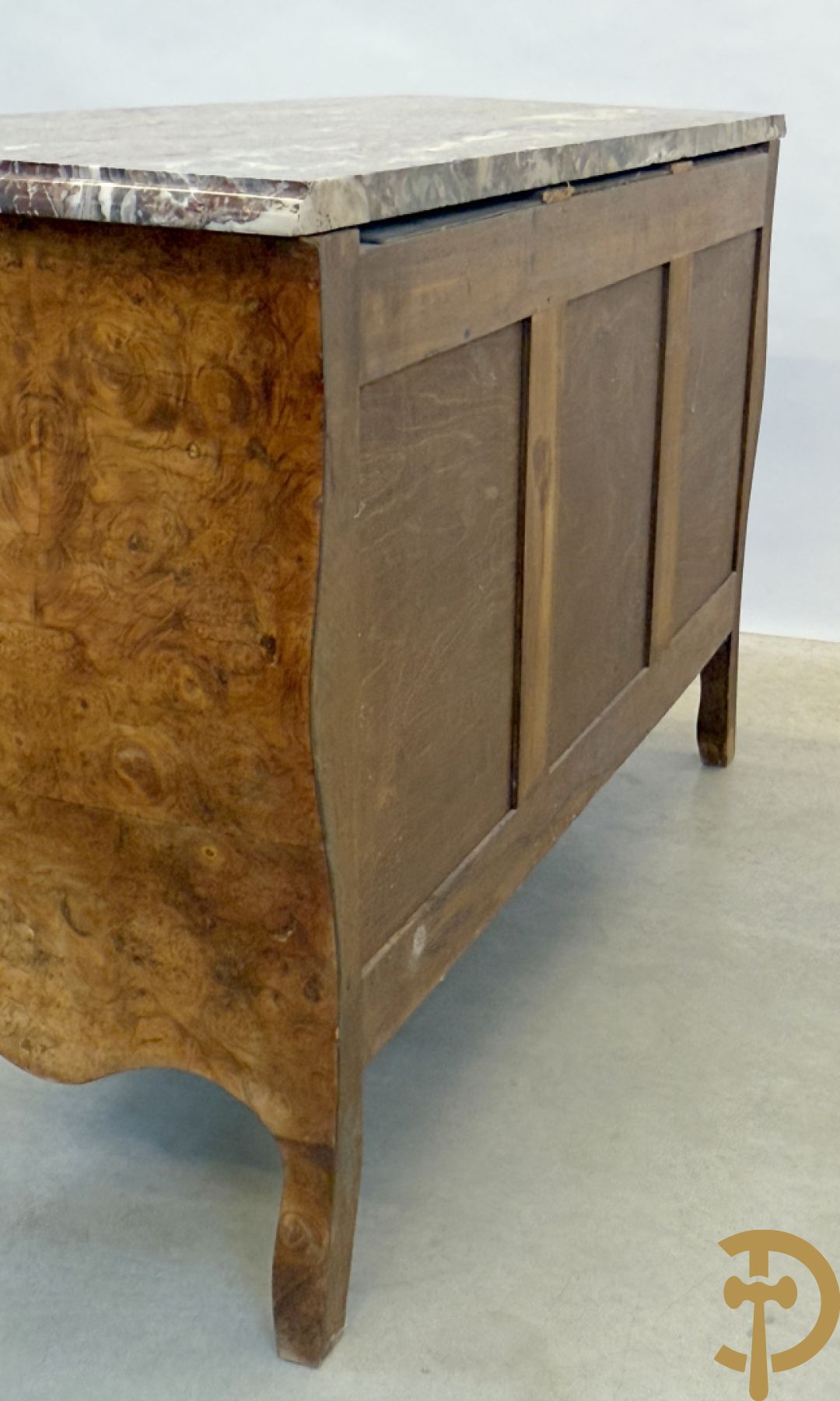 Wortelnotehouten drieladencommode met bronsbeslag van mazarinkoppen en accanthusranken, bovenaan met rood geaderd marmeren blad