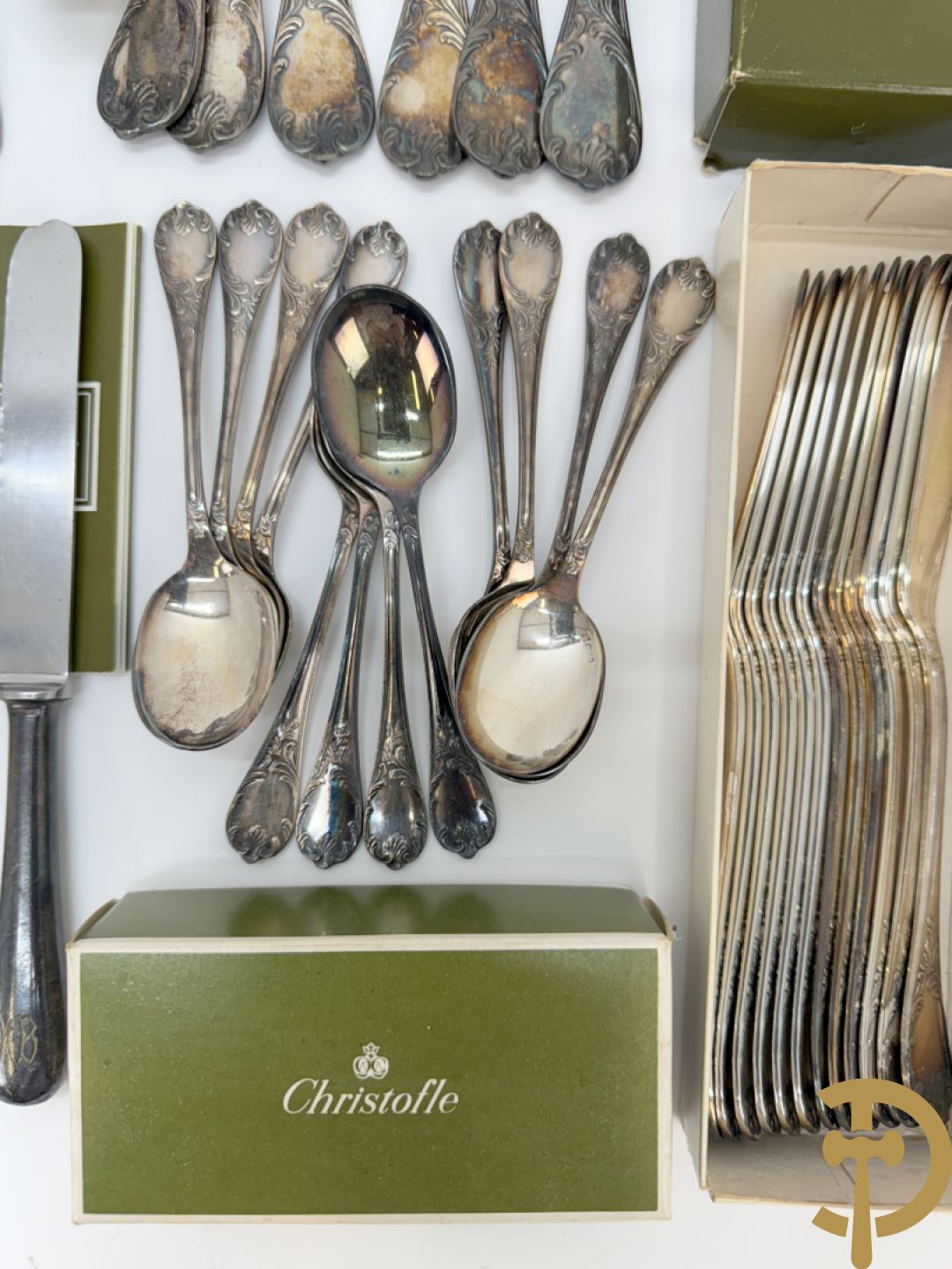 Verzilverd Louis XV bestek Christofle bestaande uit 12 kreeftvorken, 12 vismessen, 12 ijslepels, 3 vorken, 3 lepels, 3 dessertlepels en 3 koffielepels + 8 verzilverde Louis Philippe lepels, 6 verzilverde Louis Philippe vorken + 2 verzilverde vorken + verzilverd mes