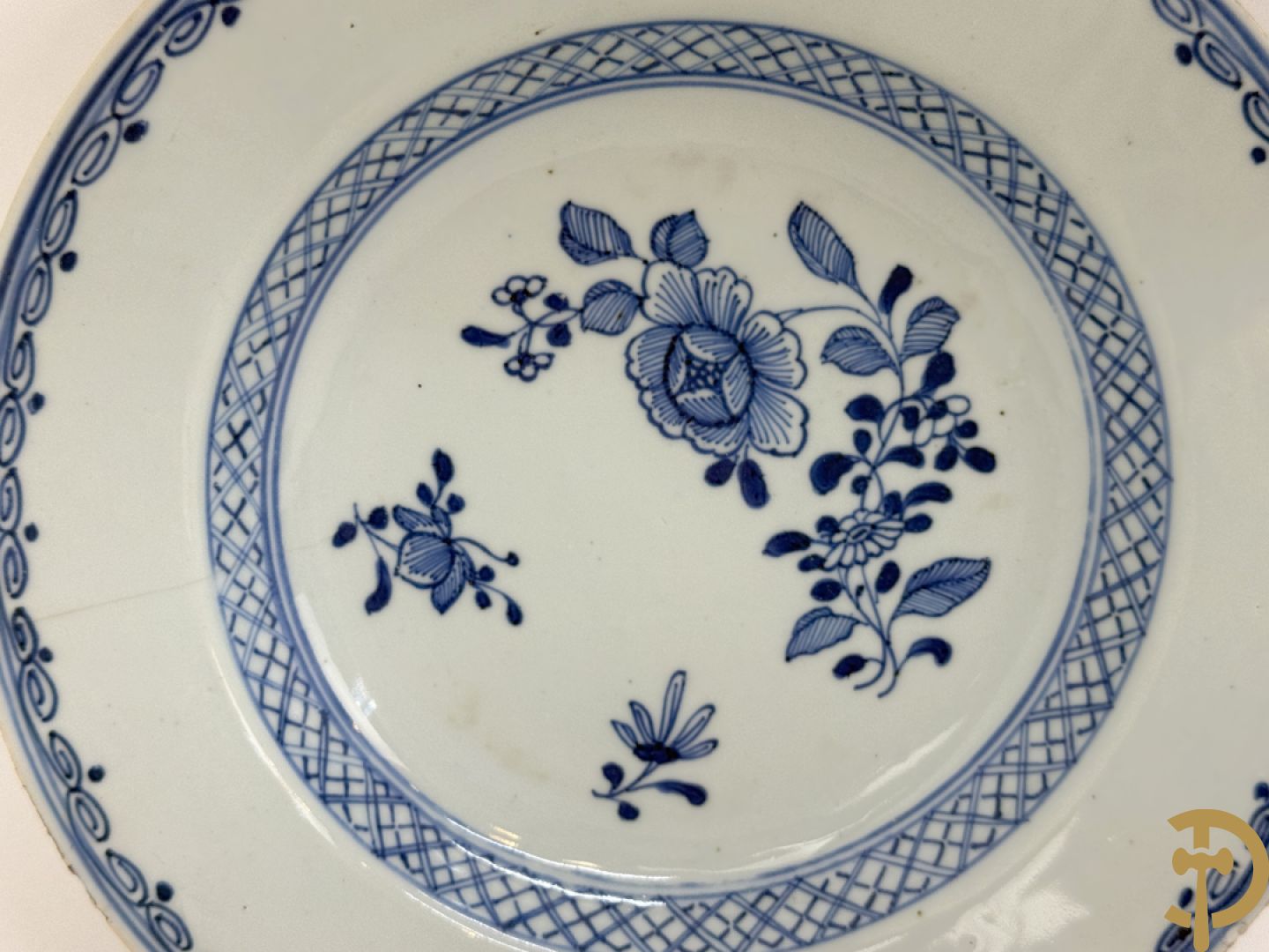 Vijf Chinese porseleinen bordjes met bloemendecor + 3 Japanse bordjes