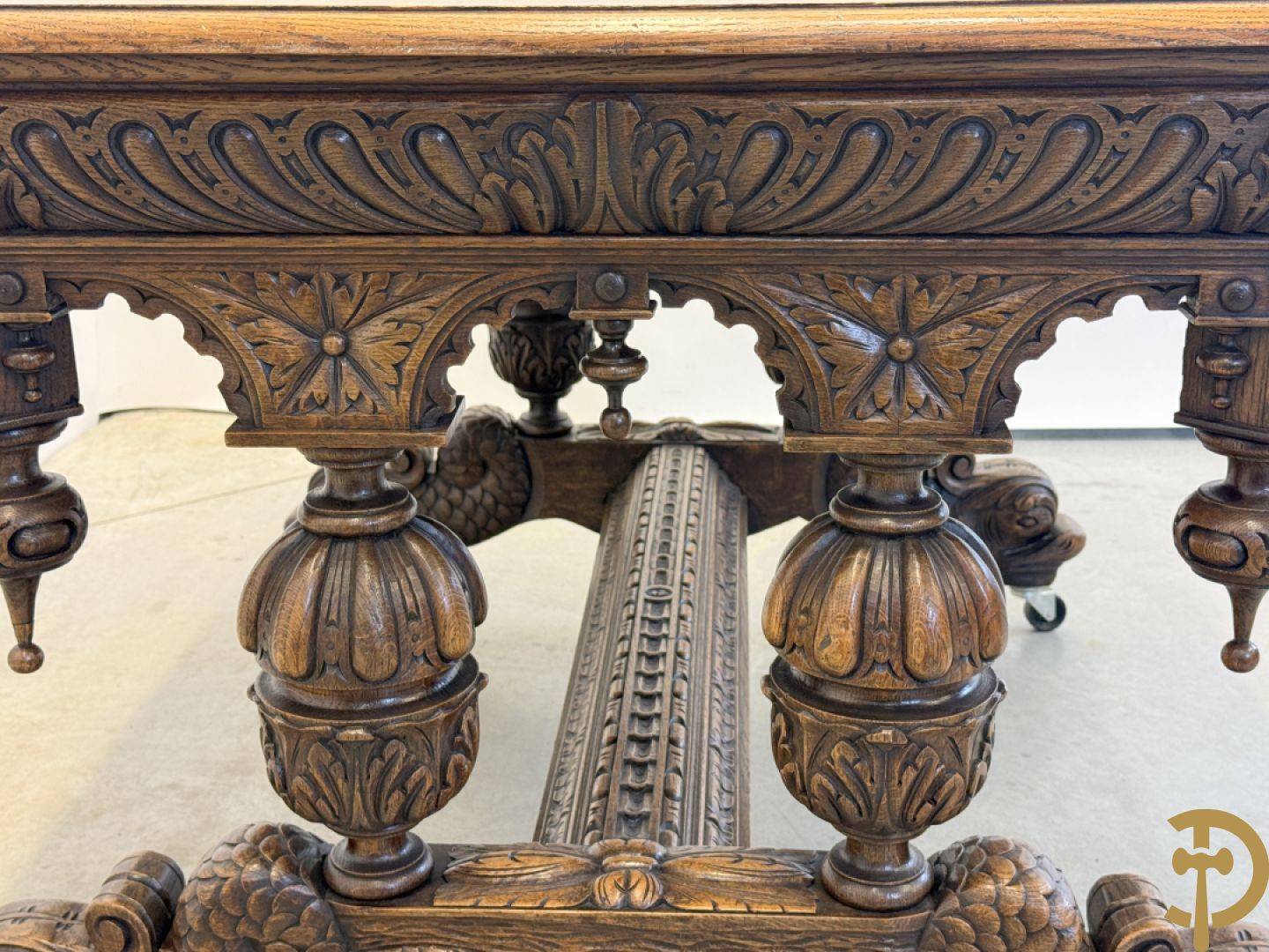 Massief eiken dolfijnetafel met knorrenlijst en leeuwenkoppen, Neo Renaissence stijl + 6 eiken stoelen met sculptuur