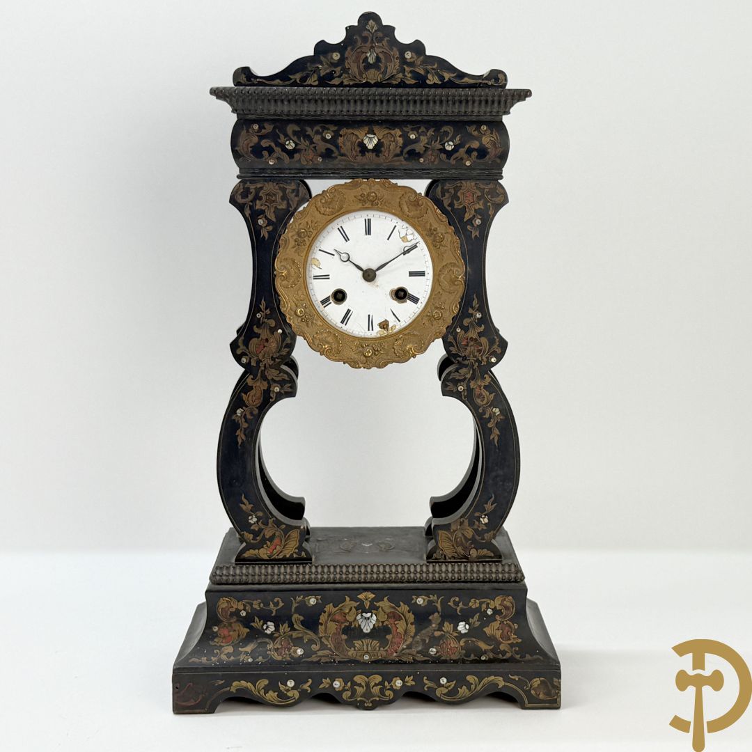 Napoleon III pendule met koper- en parelmoerinleg