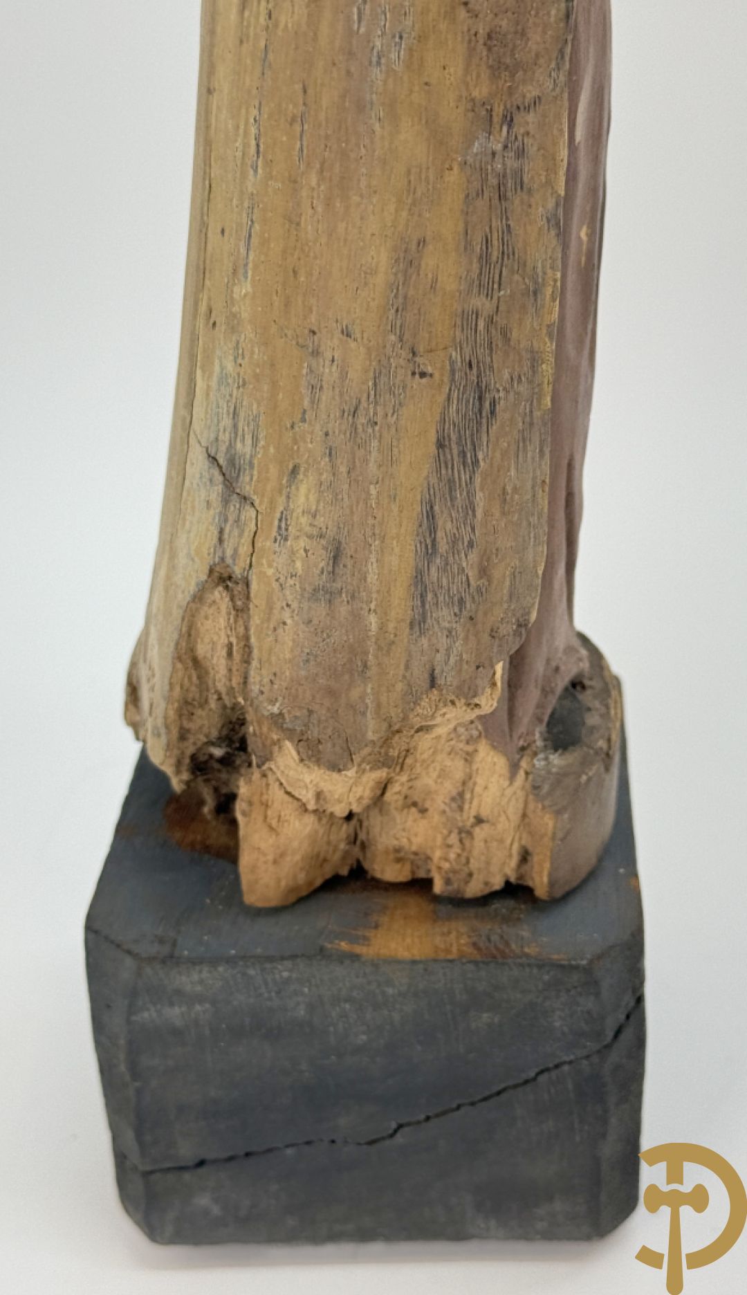 Volkse houtsculptuur van Heilige figuur met lam