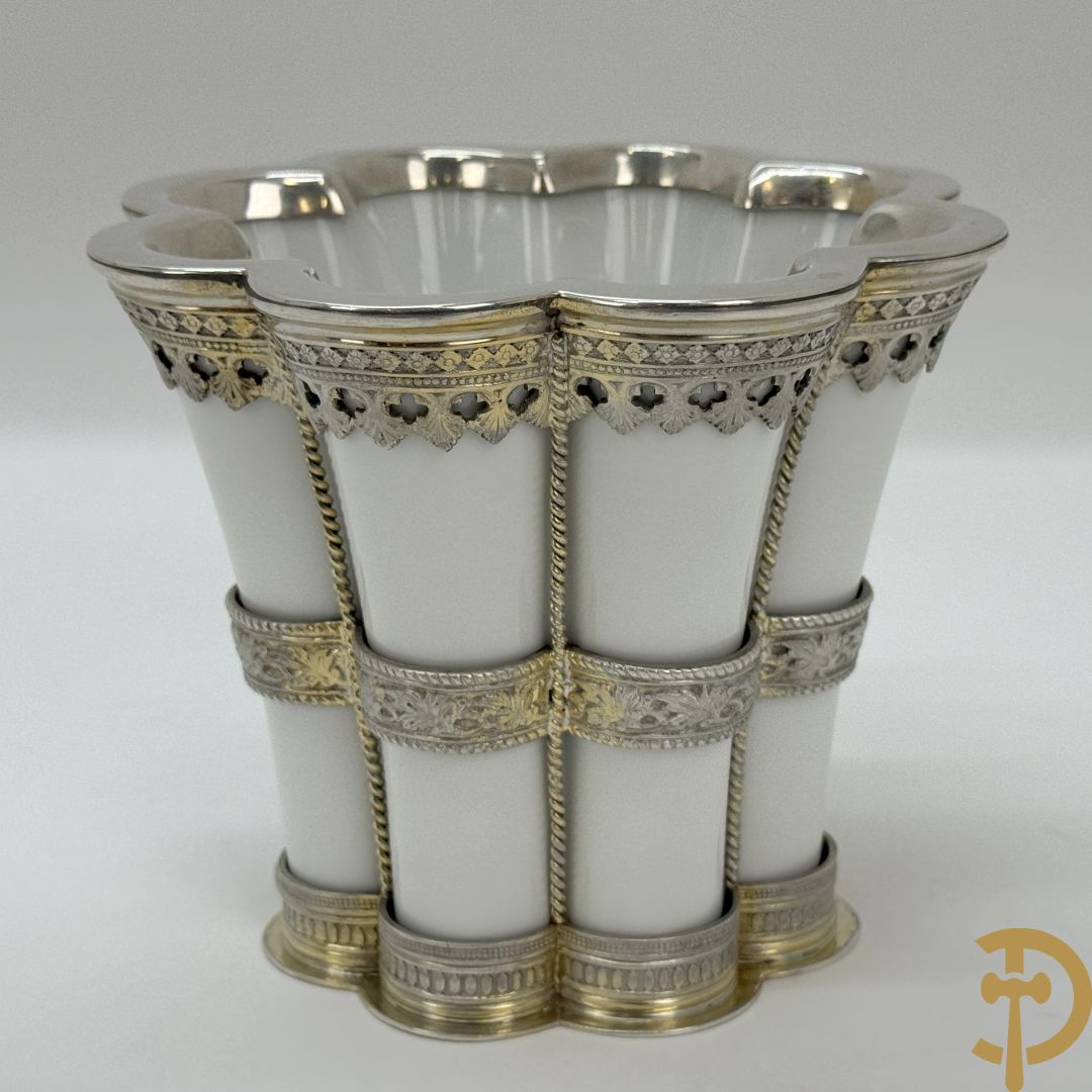 Deense poseleinen Margretebeker in Royal Copenhagen porselein met zilveren en deels vergulde ornamenten, Michelsen A., 1945