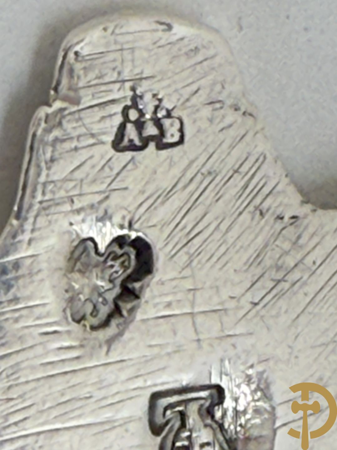 Massief zilveren schaal met handvaten in schelpvorm , Parijs 1752-1753, zilversmid Antoine Bailly, het meesterteken is aangebracht op beide handvaten en middenstuk, met décharge stempel paardenhoofd