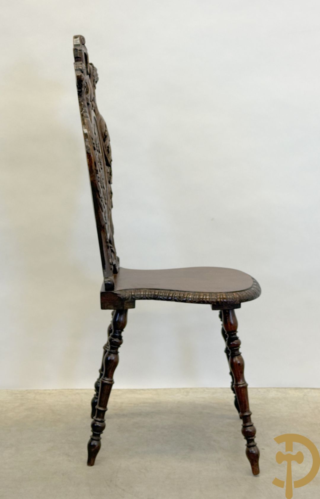 Eiken Neo Renaissance bijzetstoel scabello met decor van Franse lelies en leeuwenkoppen
