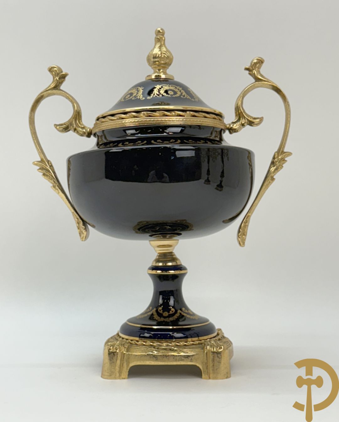 Driestel Sèvres stijl bestaande uit paar dekselpotiches met koperen ornamenten en romantisch decalcomanie decor, Sèvres stijl+ dekselcoupe met Sèvres en romantisch decor