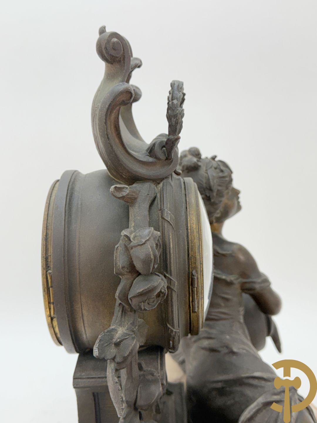 Driedelige kunstbronzen garnituur bestaande uit klok met liggende dame met amfoor op marmeren basis, geflankeerd door paar cassolettes met cupido