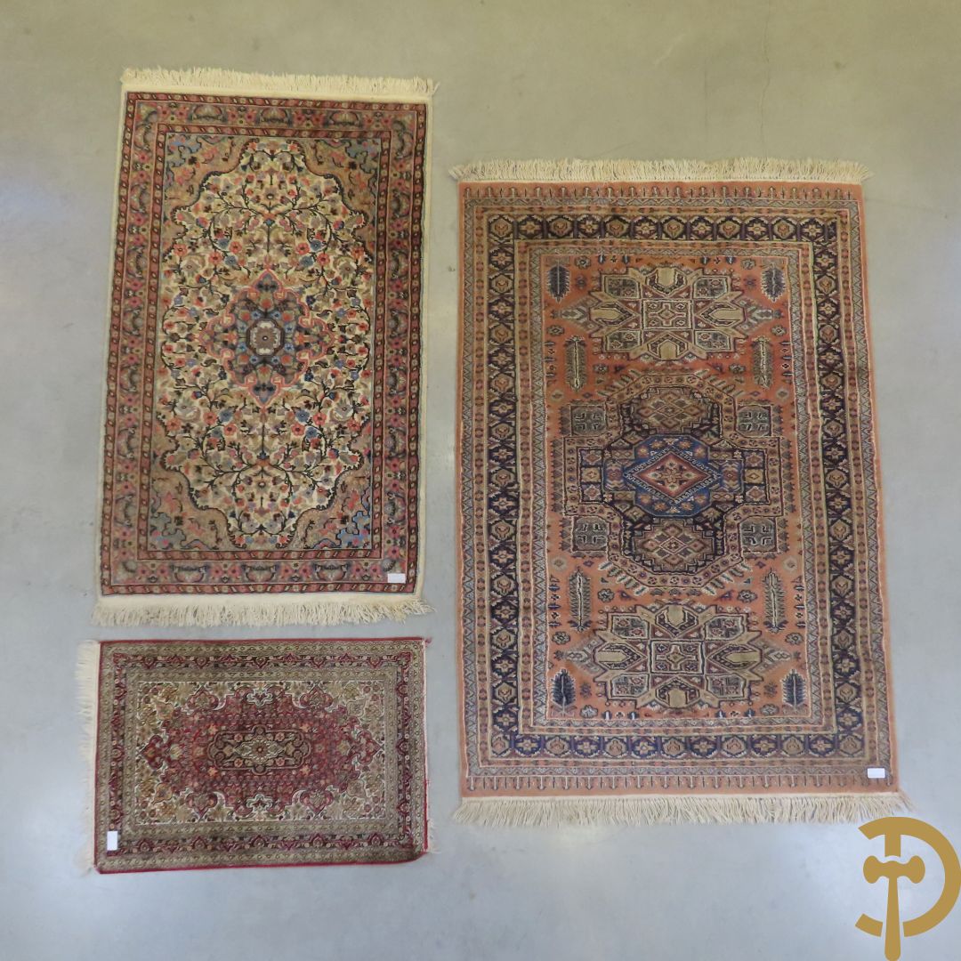 Oosters handgeknoopt tapijt met bloemenmotieven + Oosters handgeknoopt tapijt met geometrische motieven + Oosters handgeknoopt zijden tapijt met centrale fond en bloemenmotieven