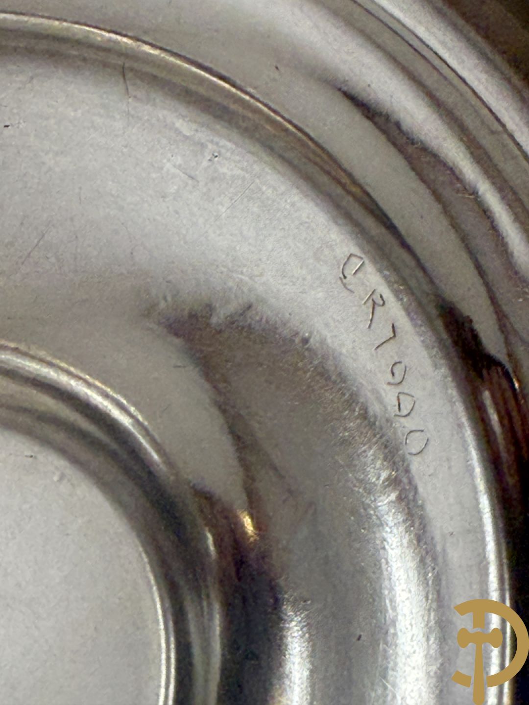 Verzilverde champagne emmer met 2 oren en embleem van larierkrans