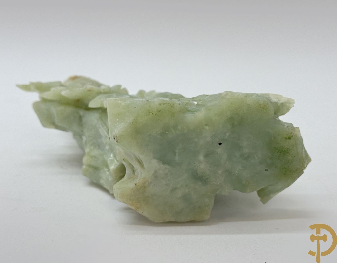 Vier Chinese handgesculpteerde vogels in jadeiet met bloemendecoratie