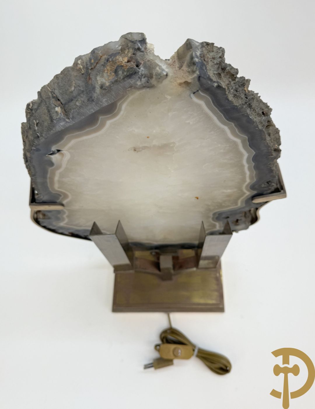 Decoratieve agaatschijf met een doorschijnend grijs-wit kristalcentrum, gemonteerd op een koperkleurige houder met verlichting, jaren 