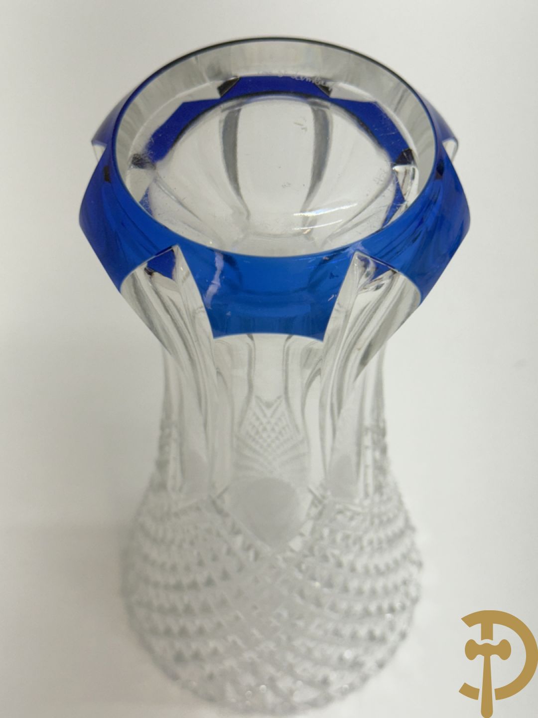 Mooi lot gekleurd Val Saint Lambert kristal bestaande uit 4 vazen, parfumstel (2 ledig), geslepen glas, coupe, onderzetters en 3 asbakken (14 stuks in het totaal)