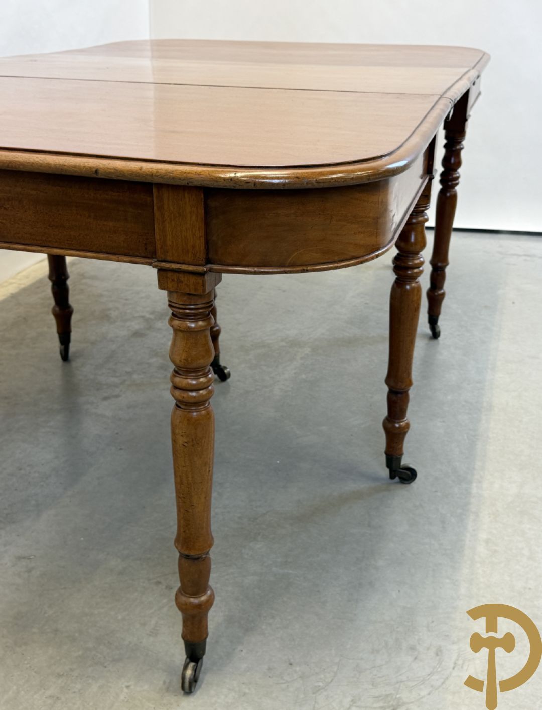 Engelse mahoniehouten tafel op 8 ballusterpoten (met 2 verlengstukken)