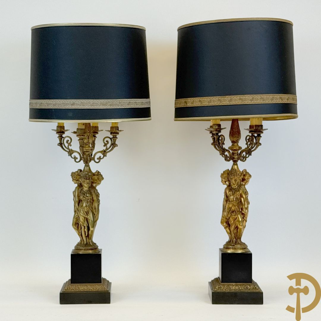 Paar vintage lampadaires met 3 karyathiden, bovenaan met 4 kaarsen en een lichtpunt, Deknudt