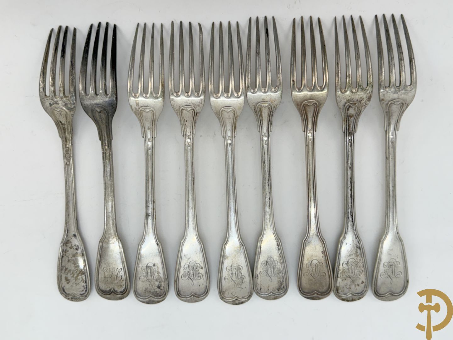 Massief zilveren bestek Louis Philippe model met initialen bestaande uit 13 soeplepels (853 gram), 9 vorken (657 gram), 3 dessertlepels (59 gram) en 1 pollepel (221 gram)