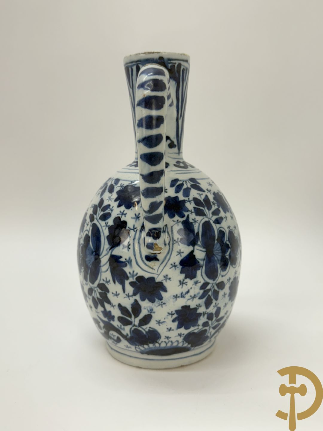 Twee Delftse blauw/wit schenkkannen met bloemendecor