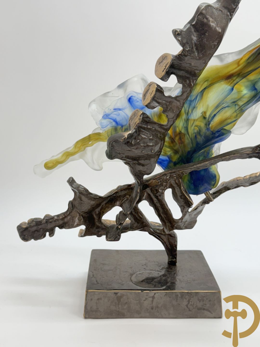 LOHE getekend - Surrealistische sculptuur met combinatie van koper en gekleurde pate de verre in de vorm van een trompet