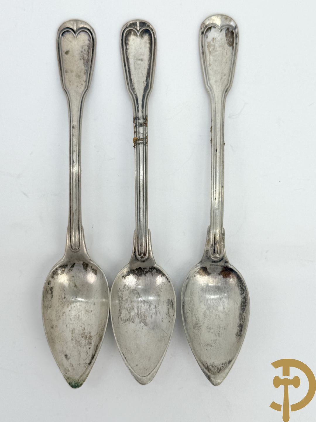 Massief zilveren bestek Louis Philippe model met initialen bestaande uit 13 soeplepels (853 gram), 9 vorken (657 gram), 3 dessertlepels (59 gram) en 1 pollepel (221 gram)