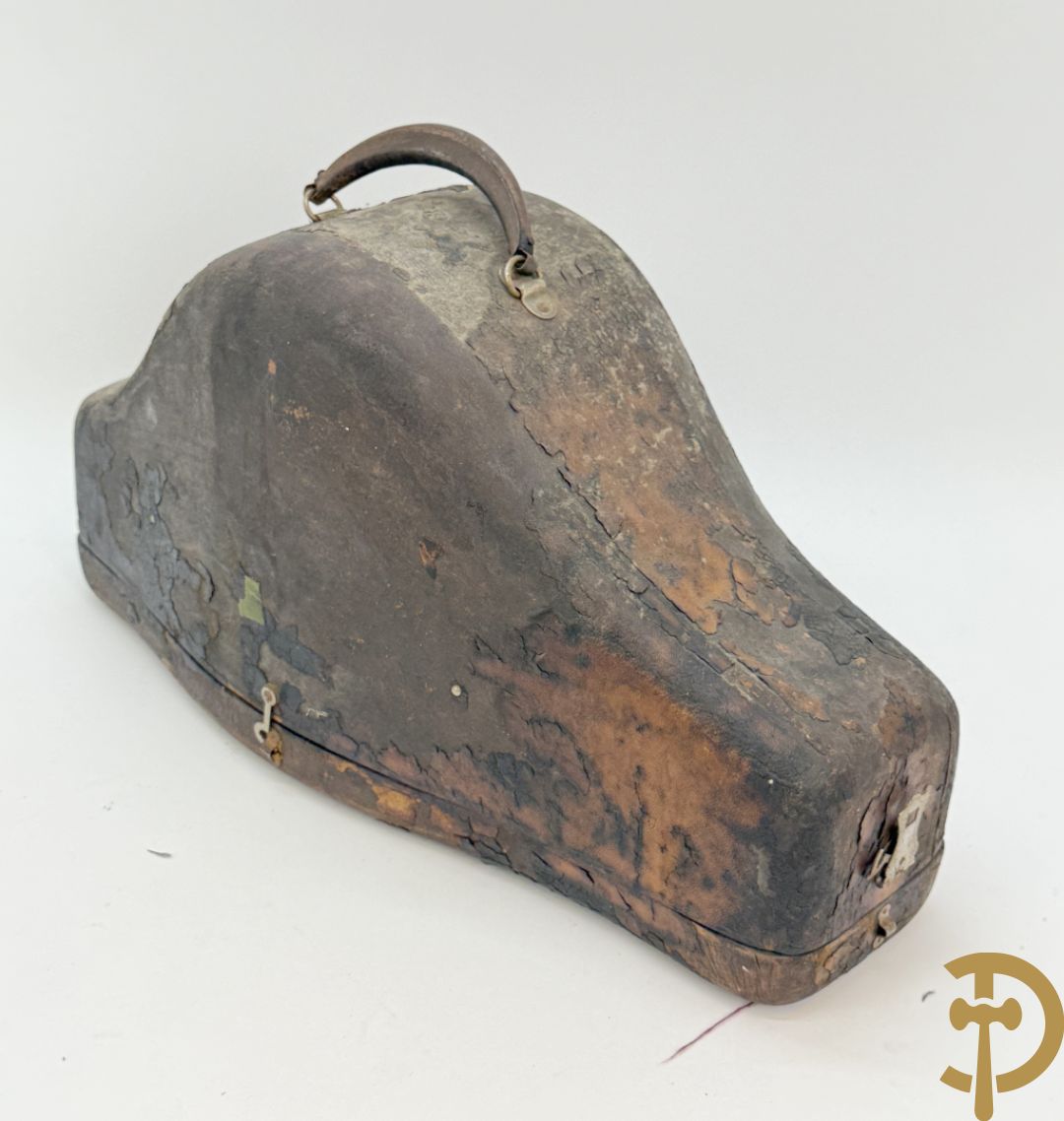 Zwarte steek hoed van de vrijmetselarij met veren bekleed en kruissymbool opzij, gemerkt The Petti Bone Bros. MFG.Co Cincinatti USA en bijhorende kraagband in box, gemerkt Signo Vinces in Hoc