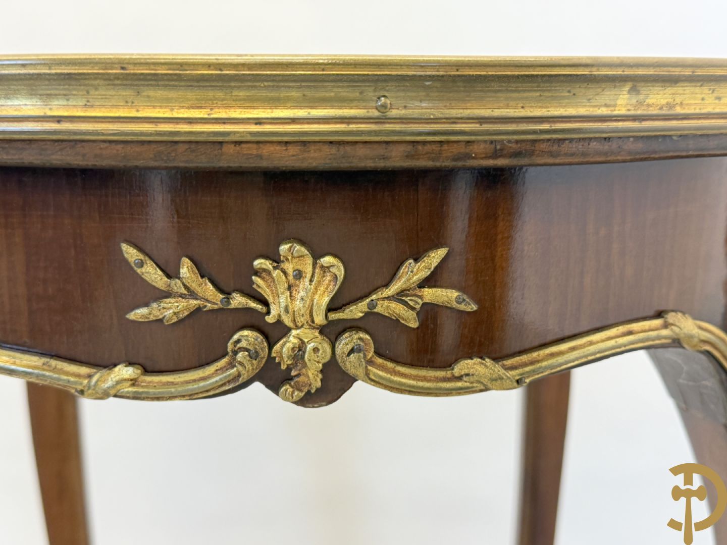 Mahoniehouten ronde bijzettafel met Louis XV bronsbeslag op 4 voluutvormige poten