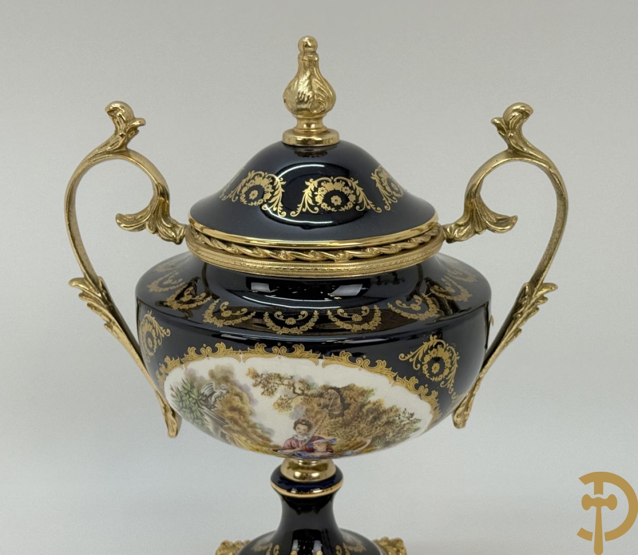 Driestel Sèvres stijl bestaande uit paar dekselpotiches met koperen ornamenten en romantisch decalcomanie decor, Sèvres stijl+ dekselcoupe met Sèvres en romantisch decor
