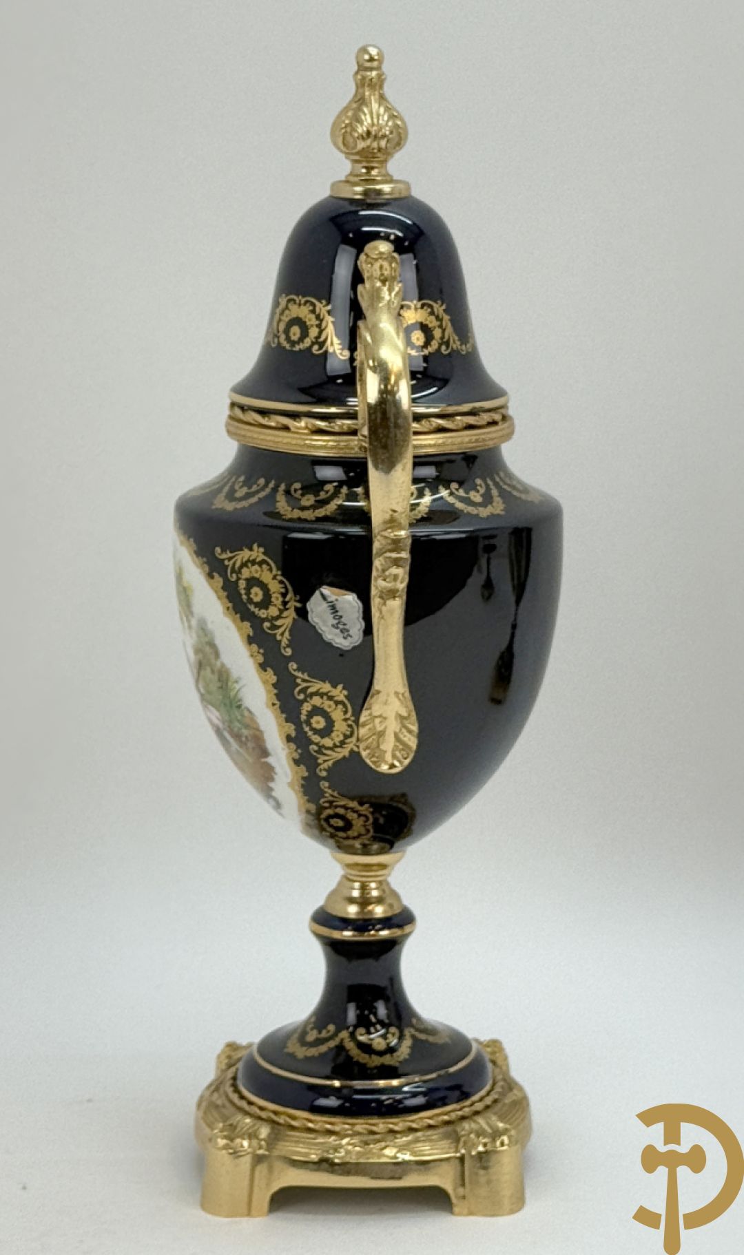 Driestel Sèvres stijl bestaande uit paar dekselpotiches met koperen ornamenten en romantisch decalcomanie decor, Sèvres stijl+ dekselcoupe met Sèvres en romantisch decor