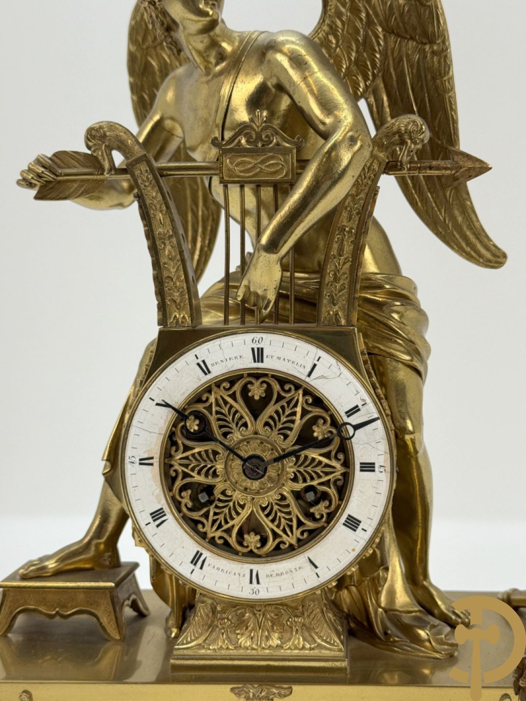 Vuurvergulde Franse bronzen Empire stijl pendule, harpvormige horloge met gevleugelde Griekse mythologische figuur, Erso die zijn lier bespeelt - Deniere et E. Mattelin, Fabricants de Bronze