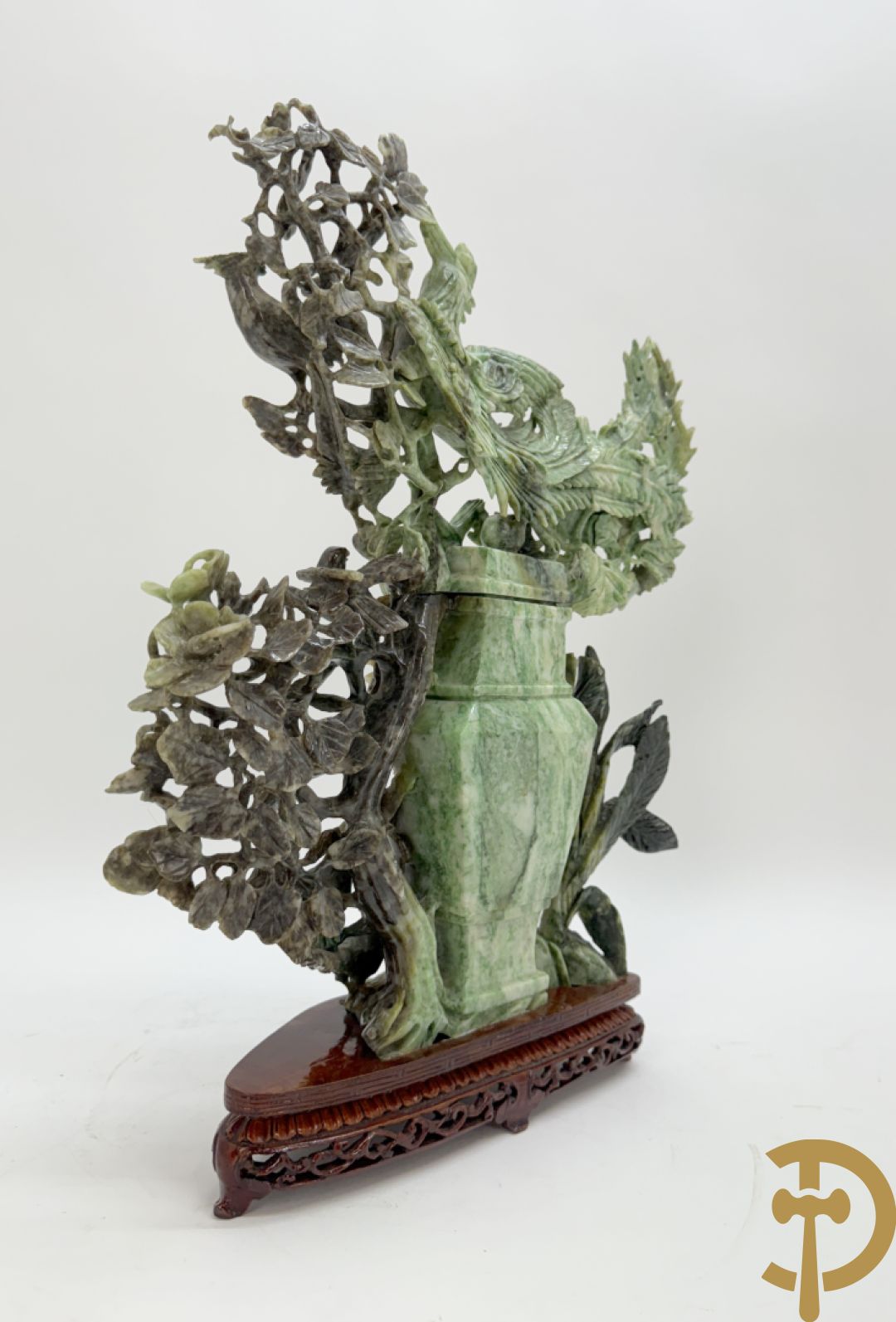 Chinese handgesculpteerde sculptuur in speksteen met amfoor, bloemen en vegelmotieven (tweedelig)