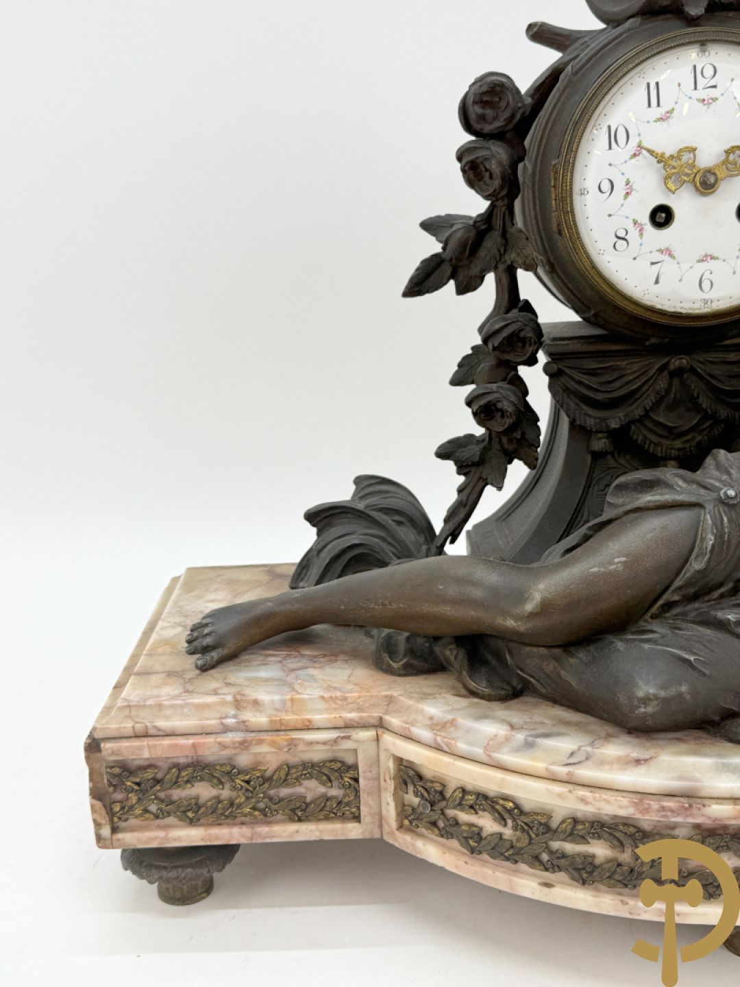 Driedelige kunstbronzen garnituur bestaande uit klok met liggende dame met amfoor op marmeren basis, geflankeerd door paar cassolettes met cupido