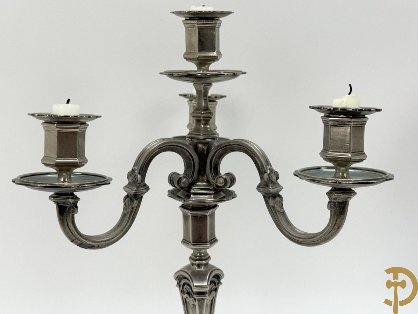 Paar Franse verzilverde metalen vierarmige kandelaars, Louis XIV stijl