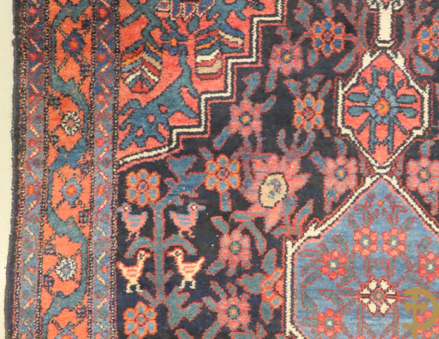 Perzische handgeknoopte loper met geometrische patronen + Perzissch handgeknoopt tapijt Senneh + Oosters handgeknoopt tapijt met bloemendecor + bidtapijtje