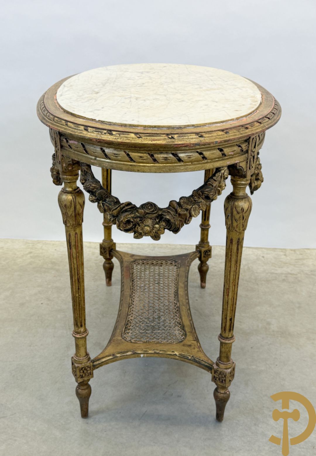 Ovale vergulde bijzettafel, Louis XVI stijl, met bloemenguirlandes, canage en marmeren blad