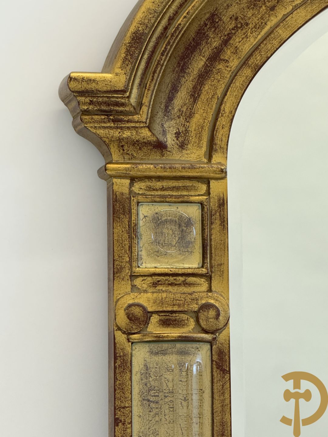 Vergulde boogvormige spiegel met zijdelings ionische zuilen, Deknudt, Vintage, jaren 
