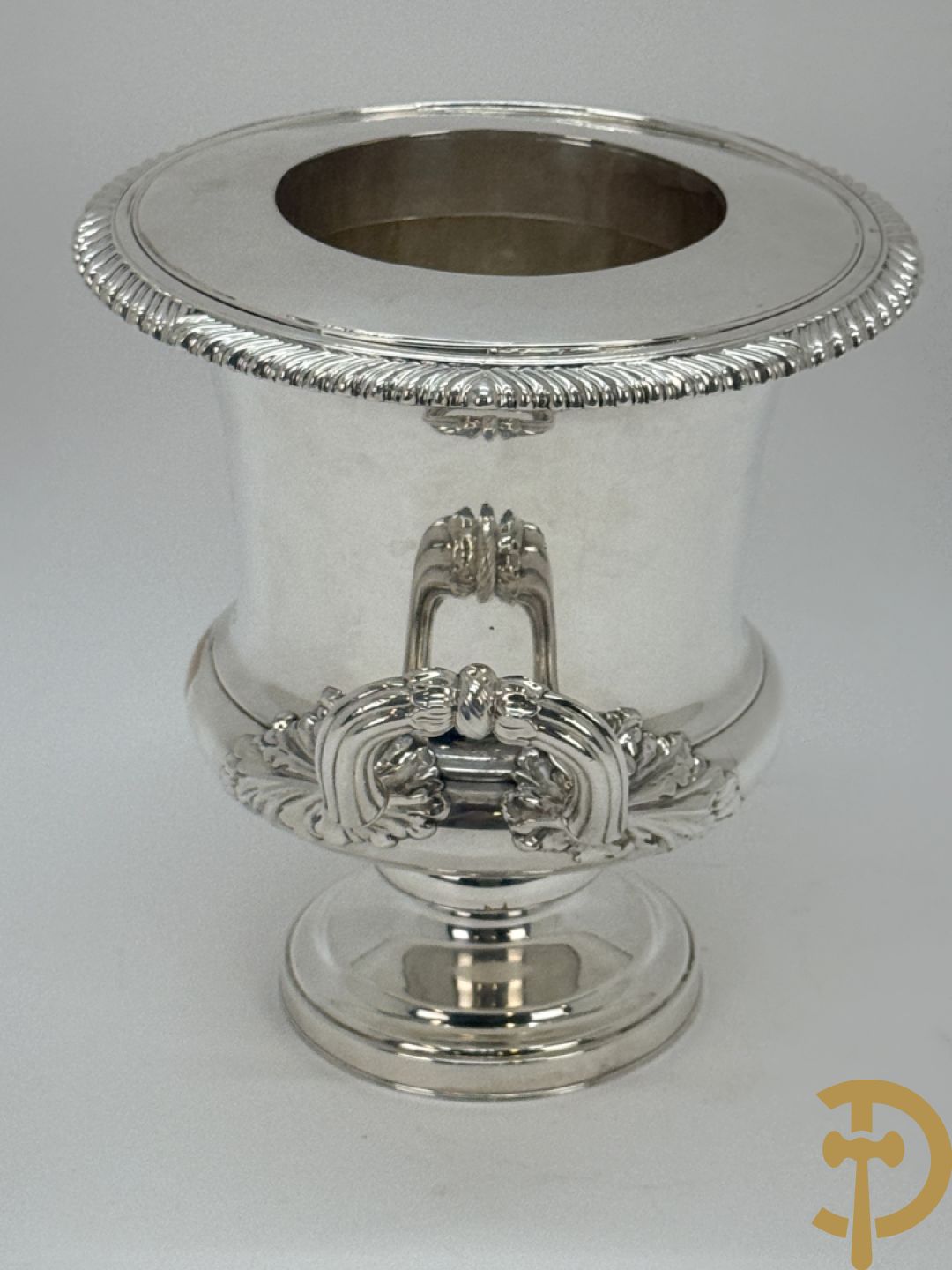 Verzilverde champagne emmer met 2 oren en embleem van larierkrans