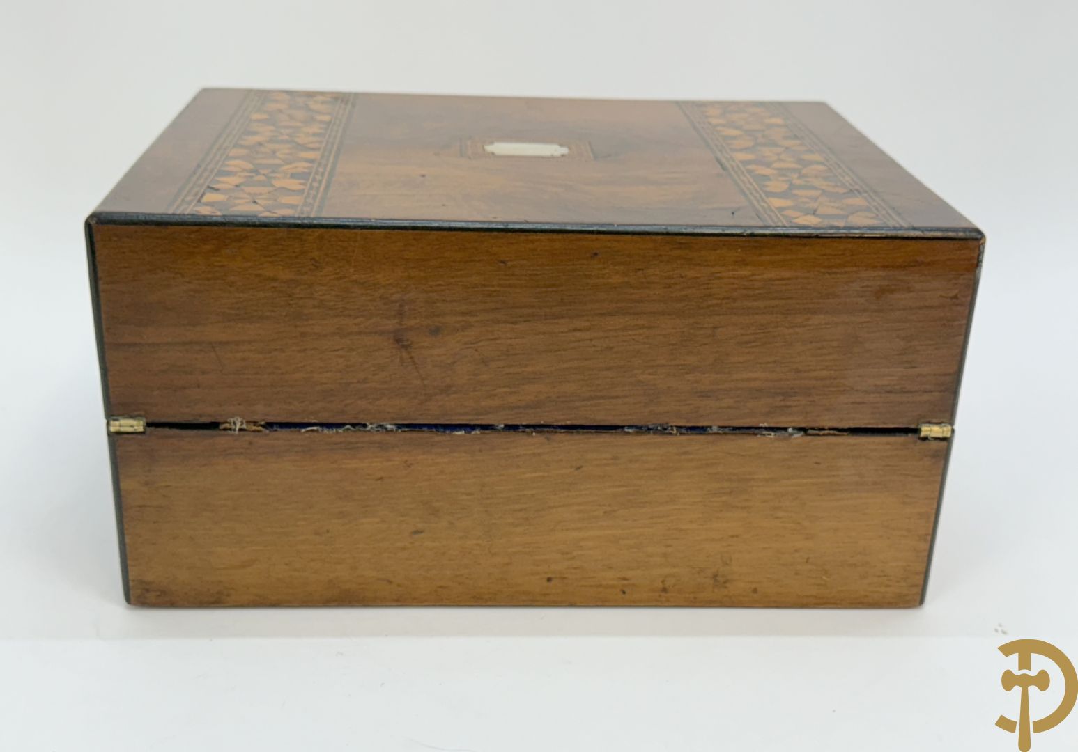 Schrijfbox in wortelnotehout met marquetterie en bovenaan een parelmoer plakkette + Japanse zwartgelakte openklapbare schrijfbox met verguld geanimeerd decor
