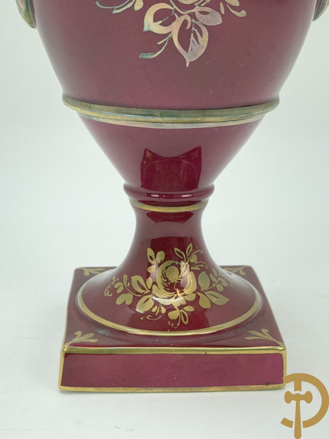 Sèvres cachepot met dubbel decor van handbeschilderde romantische dames en bloemendecor + cachepot in Frans porselein met bloemendecor gevat in bronzen houder + Limoges medici vaas met zwanehalzen