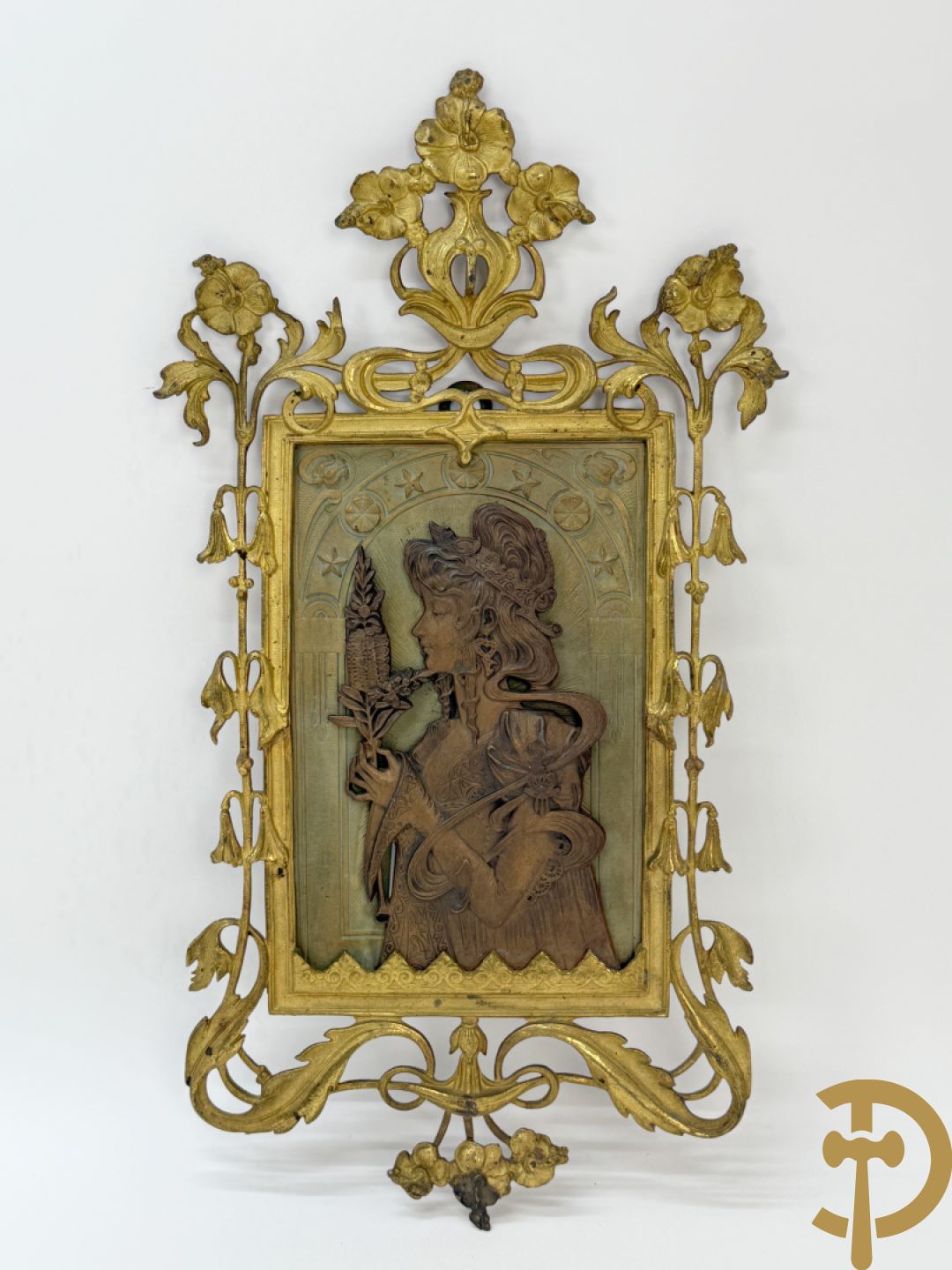 Paar vuurvergulde bronzen basreliefs met elegante dames en Jugendstil motieven