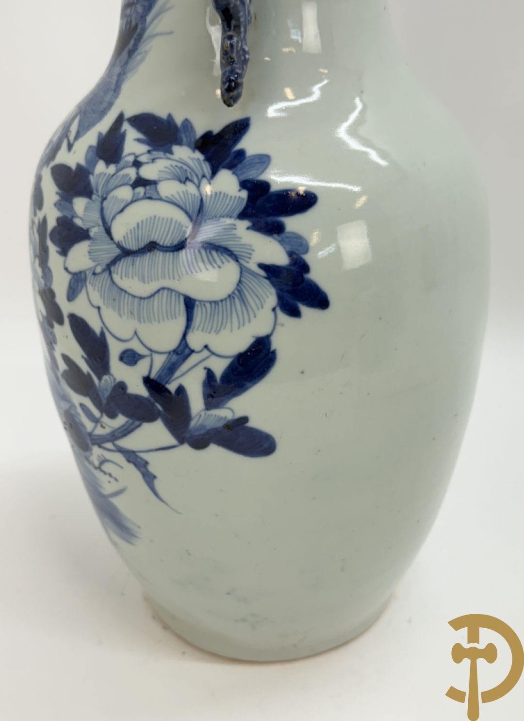 Twee Chinese porseleinen celadonvazen met blauw wit bloemen en vogeldecor + cachepot met vazendecor